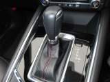 CX-5のシフトレバーです。MTモード付きの6ATで、しなやかな走りを支えます。また、足元にはフロアマットも装着済みです。