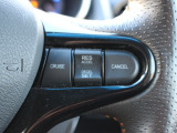 クルーズコントロールが装備されており、速度設定をするだけで一定の速度で自動走行が可能!!一定速度の走行なので燃費の向上やアクセルペダルを踏む必要が無いので長距離ドライブが快適になります!!