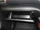 車検証などの収納に便利なグローブボックスです。