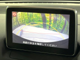 【バックカメラ】駐車時に後方がリアルタイム映像で確認できます。大型商業施設や立体駐車場での駐車時や、夜間のバック時に大活躍!運転スキルに関わらず、今や必須となった装備のひとつです!
