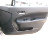 もちろん全席パワーウインドウ付きです。助手席、後部座席のまども操作できます。電格ドアミラーもついているので狭い駐車場やすれ違い時等に遠隔操作で格納出来ます。