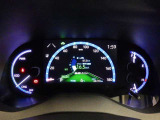 とっても見やすいメーターです。夜間時はラグジュアリーな気分にさせてくれる照明が魅力ですので、夜のドライブも楽しみになりますよ♪