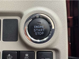 エンジンスタートボタンです。キーが車内にあれば、エンジンの始動・停止はブレーキを踏んでスイッチを押すだけ!キーを取り出す手間を省き、ワンプッシュでエンジンを操作するので簡単でスムーズです。