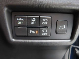 ハンドル右下には、各装備のスイッチが並んでいます。写真のスイッチはi-stop・車線逸脱警報・トラクションコントロール・パーキングセンサー・360&deg;ビューモニターですが、他にも多様な装備を備えています。