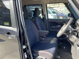 運転席は座り心地が良く快適にドライブをしていただけます。