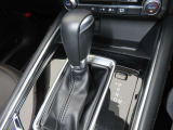 CX-5のシフトレバーです。MTモード付きの6ATで、しなやかな走りを支えます。また、足元にはフロアマットも装着済みです。