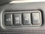 【両側スライドドア】駐車場で隣の車との間隔が狭く乗りにくい時、スライドドアなら安心!ドアオープン時も幅を取らず、開口部が広いので乗り降りがとっても簡単です。大きな荷物の出し入れも後席から可能♪