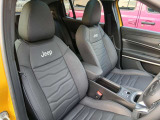 Jeepロゴが映える、柔らかくとも、しっかりとしたシートです
