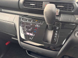 タッチパネル式のオートエアコンで車内はいつでも快適空間です♪ついでにお掃除も楽々です♪