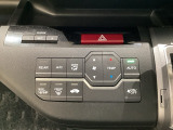 セレクトレバーの左側にオートエアコンがついてますので、簡単操作で快適に過ごせます。リア熱線のスイッチの中に、雪道に対応したサイドミラーヒーターも入っています。