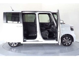 Honda独自のセンタータンクレイアウト、低床設計で床が低くドアも大きく開きますので、女性やお子様、ご年配の方にも一段と乗り降りがしやすくなっています。