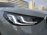 【LEDヘッドライト】先進のLEDテクノロジーを採用。放射される白色光の周波特性は太陽光に近く、バイキセノン・ヘッドライトを上回るコントラストで更に明るく輝きます!
