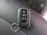 スマートキー付!キーを取り出さなくてもドアロックの施錠・開錠、エンジンの始動が出来ます!雨の日や荷物の多い日にとても便利ですね♪