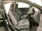 広い足元にゆったり座れるシートには肘掛けも装備しており長距離の運転でも疲れにくくなってます。女性でも運転がしやすいように、シートの高さ調整機能(シートリフター)がついています。