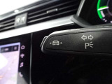 居眠り運転やわき見運転など、万が一車両が道路白線をはみだしそうになると、車がハンドルを自動修正してくれるアウディレーンアシストが装備されております。