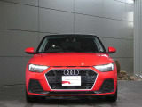 ●Audiが最初に採用したLEDポジショニングランプ。シャープなラインで昼間でも点けていたいと思うほど上品でオシャレです。夜間走行時はさらに目立ちます!