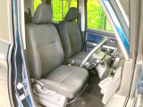 運転席まわりには十分なスペースがあり、大柄な方でもゆったり運転していただける環境です。