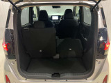 後部座席は分割でシートを倒すことができます。大きな荷物、ゴルフバックも積めます。上質で広々とした室内だから、みんなが心地よく車内で快適に過ごせます♪