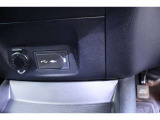 12V/120Wのアクセサリーソケットとオーディオ機器やスマートフォンを直接カーオーディオに接続できるUSB端子や入力ソケットが配置されています。