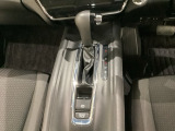 CVT車のセレクトレバーです。低速から高速まで、変速ショックのないスムーズな走りと、エンジン効率のよい領域を維持して燃費にも貢献します。サイドブレーキはスイッチ操作の電子制御パーキングブレーキです。