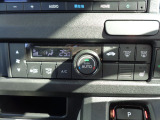 運転席にはシートヒーターまでついてます。ワンタッチ式フルオートエアコンで車内はいつも快適です。