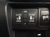【両側パワースライドドア】両側がパワースライドドアになっており、運転席のスイッチやスマートキーでも開閉が可能です!開口部も広いので乗り降りも楽々♪