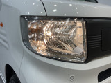 ハロゲンヘッドライトを採用しています。
