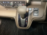 自然に手が届く距離に配置されたシフトレバー。