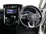 運転席側から見た写真です、お車にマッチングするようにデザインされたインパネ!沢山のスイッチ類も運転させる方が使いやすい位置に配置されていますね!