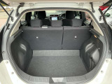 凸凹を極力抑えたスクエアな空間の大容量ラゲッジルームです!6:4の割合で後席を倒すことも可能です。ゴルフバッグや、スーツケース、ベビーカーもレイアウト次第で積載可能です!