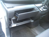 グローブボックスの上段にインスストスライドボックスがとトレイが有り便利です。