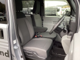 フィット感のあるシート。しっかりと支えてくれるので、長時間の運転を快適にサポートしてくれます。