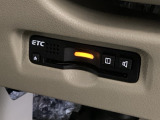 ハンドルの左下にETCがついています。高速道路の料金所の通過も楽々です。 カードの取り出しもしやすい場所についています。