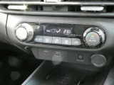 デジタル表示式のオートエアコン機能が備わります。