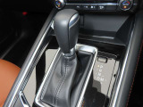CX-5のシフトレバーです。MTモード付きの6ATで、しなやかな走りを支えます。また、足元にはフロアマットも装着済みです。