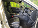 運転席シート廻りは使用感も少なく、良好な状態となっています。前オーナー様が丁寧に使っていたことがよくわかりますね。