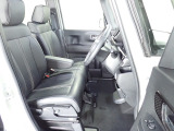フロントシートはベンチシートです、運転席と助手席の移動が簡単です。真ん中にはアームレストも装備されています! また運転席シートの高さも調整できます。