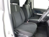 目線の位置も高くて運転席からの視界も良好です。シート高さ位置も調整できるので、乗りやすいですね。