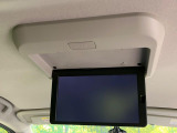 【フリップダウンモニター】大画面モニターで後席でもエンタメをお楽しみいただけます。小さなお子様にも大人気の装備です♪