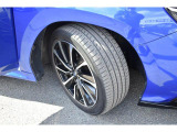 純正18インチアルミホイル/タイヤサイズは225/45R18です