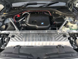 【BMWエンジン】革新的なガソリン・エンジン・テクノロジーによる高性能かつ高効率。レスポンスの良いパワーを発揮。常にスムーズな吸気を実現しアクセル開度にダイレクトに反応しドライビングを楽しく演出。