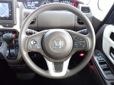 ハンドル左側にはオーディオ操作が出来るオーディオリモートコントロールスイッチ、右側にはHonda SENSINGとオートクルーズコントロールのスイッチを装備!