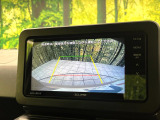【バックカメラ】駐車時に後方がリアルタイム映像で確認できます。大型商業施設や立体駐車場での駐車時や、夜間のバック時に大活躍!運転スキルに関わらず、今や必須となった装備のひとつです!