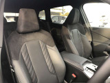 【コックピットシート】BMW車の主役席。車体中央にくる様に配置し車両重心とが一致する事でドライバーと車との一体感あるドライビングを実現。人間工学に基づき形成した形状が長時間のドライブ疲労も軽減します!