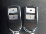 スマートキー付!キーを取り出さなくてもドアロックの施錠・開錠、エンジンの始動が出来ます!雨の日や荷物の多い日にとても便利ですね♪