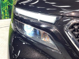 【LEDヘッドライト】悪天候や夜間走行時も良好な視界を確保し安心して運転できる高輝度LEDヘッドライトを装備!点灯速度が早く、消費電力も抑えられています。
