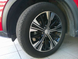 純正アルミホイールを装備しております。