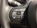 ステアリングにオーディオ操作スイッチが付いています。オーディオ画面に直接タッチしなくても操作が出来ますので、運転に集中できます。
