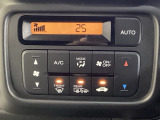 セレクトレバーの左上にオートエアコンがついてますので、簡単操作で快適に過ごせます。リア熱線のスイッチの中に、雪道に対応したサイドミラーヒーターも入っています。