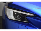 LEDヘッドランプは白色または青白い光を放ちます。夜間でも遠くまで見通しが良くなり、道路標識や歩行者をより早く認識できます。